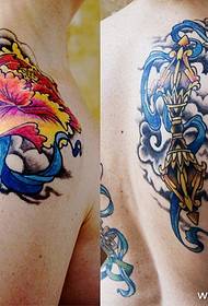 šareni uzorak tetovaže božura na ramenu