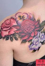 U travagliu di tatuaggi di culore di spalla