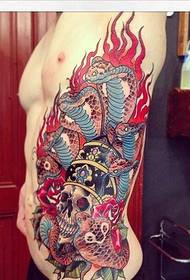 costillas laterales de los hombres hermosas imágenes de tatuajes de serpientes y calaveras de múltiples cabezas de colores
