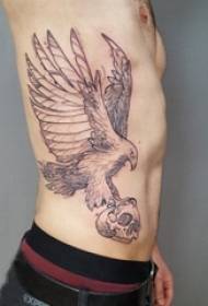 Jongen Säit Taille op de schwaarze Punkt Dorn einfache Linnen Schädel a kleng Déieren Adler Tattoo Biller