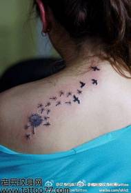 Ljepotica na ramenu modni pop patuljak ptica uzorak tetovaža
