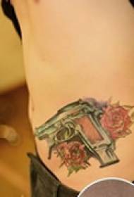 Tatu pinggang pistol berwarna-warni