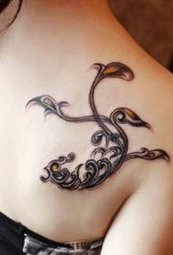 Djevojka na ramenu trodimenzionalni uzorak za tetoviranje vinove loze
