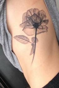 Augu tetovējums meitenes sānu jostasvietā uz melnu ziedu tetovējuma attēla
