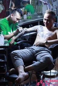 Gacan ku dhiigle tattoo lugta gargaare