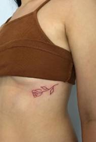 Ilustracja tatuażu z boku w talii Dziewczyna z boku w talii na obrazie czarnej róży