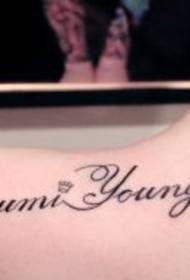 Szépség vállán angol ábécé tetoválás minta