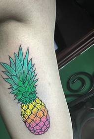 Säit vun der Taille kuckt wéi den Ananas Tattoo Muster