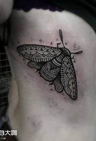 modello di tatuaggio insetto in vita