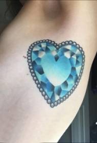 Dziewczęca talia po bokach na niebieskich gradientowych geometrycznych liniach diamentowe tatuaże w kształcie serca