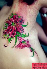 Djevojčica na ramenima lijepi uzorak tetovaže ljiljana