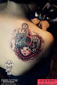 टैटू द्वारा महिला के कंधे का रंग मसखरा टैटू का काम