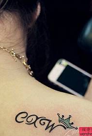 Picha ya kuonyesha tatoo ilipendekeza muundo wa tattoo ya taji ya bega