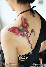 Modello di tatuaggio con fiocco sulle spalle preferito dalla ragazza