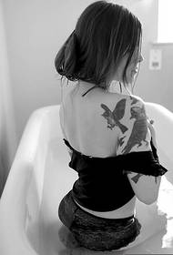 Frumusețe tatuaj de umăr alb-negru și model de tatuaj