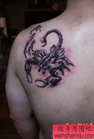 Mannelijke schouder met een vlecht tattoo-patroon