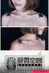 Klasický pentagramový tetovací vzor oblíbený na ramenou dívek