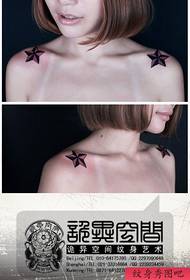 Tus qauv pentagram tattoo txawv nrov ntawm lub xub pwg ntawm cov ntxhais