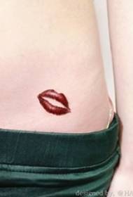 kvindelig talje sexet farve læbe tatovering billede