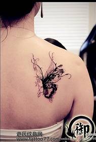 Elegante è bellu mudellu di tatuaggio di farfalla di spalla