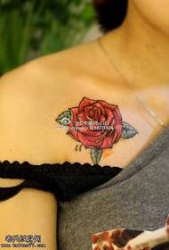 肩膀彩色的玫瑰紋身圖案