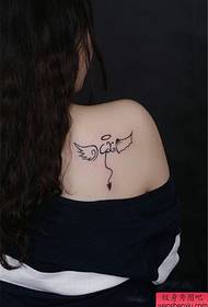 Fată model de tatuaje cu aripi de umăr