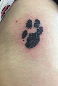 Foto di tatuaggi artiglio vita laterale della ragazza su foto tatuaggio stampa zampa nera