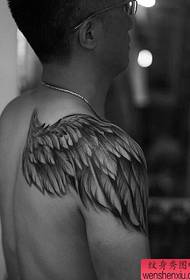 Работна тетоважа со крилја на рамото со тетоважа