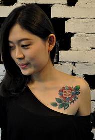 Moda immagine di bellezza spalle bellissimo colore floreale modello di tatuaggio