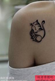 Majhne sveže tetovaže mačjih ramen