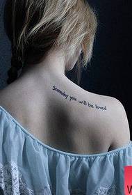 Мала свежа тетоважа слова на рамену делује