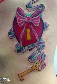 Modello di tatuaggio con fiocco in vita