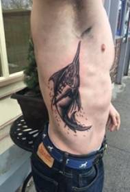 Tatuiruotės „Lucky Fish Boys“ šoninis juosmuo ant juodos žuvies tatuiruotės paveikslo