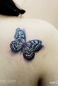 Kızın omuzları gerçekçi kelebek dövme deseni