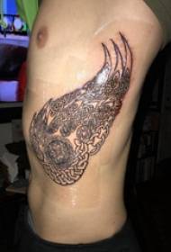 Tatuaggio a vita laterale ragazzo maschio vita laterale su ali nere foto tatuaggio