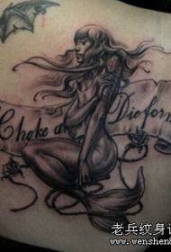 Tatuaje de muller de serea gris negra con hombro hermosa