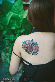 Imagen de tatuaje de bloqueo de color de espalda femenina