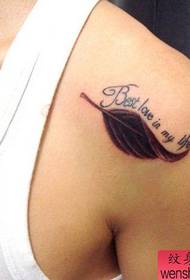 Gumagawa ng maliit na sariwang sariwang balikat na tattoo