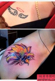 Szép lány lótusz tetoválás a vállán