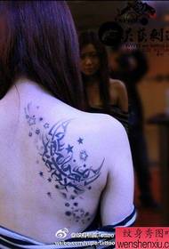 Mädchen Schulter Totem Mond und Sterne Tattoo Muster