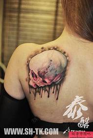 Žena rameno růžové lebky tetování vzor