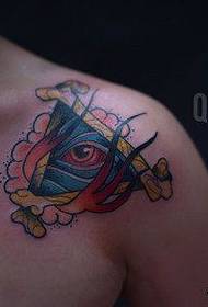 Klasikinė dievų akis tatuiruotė ant pečių