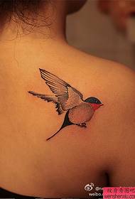 Padrão de tatuagem de pássaro no ombro