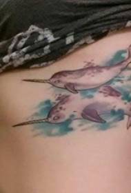 Foto tatuaggio ondulato tatuaggio balena ragazza sul lato della ragazza