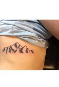 mergaičių nugaros juosmens paprastos tatuiruotės juodos kalnų tatuiruotės nuotraukos