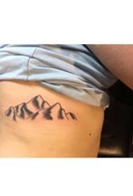 foto di tatuaggi da montagna neri con vita semplice da ragazza