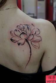 Modello di tatuaggio di loto stile inchiostro da ragazza spalla-indietro