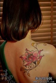 Όμορφη ώμους όμορφο ροζ σχέδιο τατουάζ λωτού
