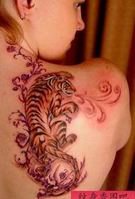 Hermoso patrón de tatuaje de omóplato