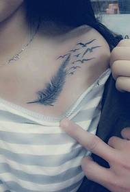 moters pečių plunksnos drugelio tatuiruotės modelis